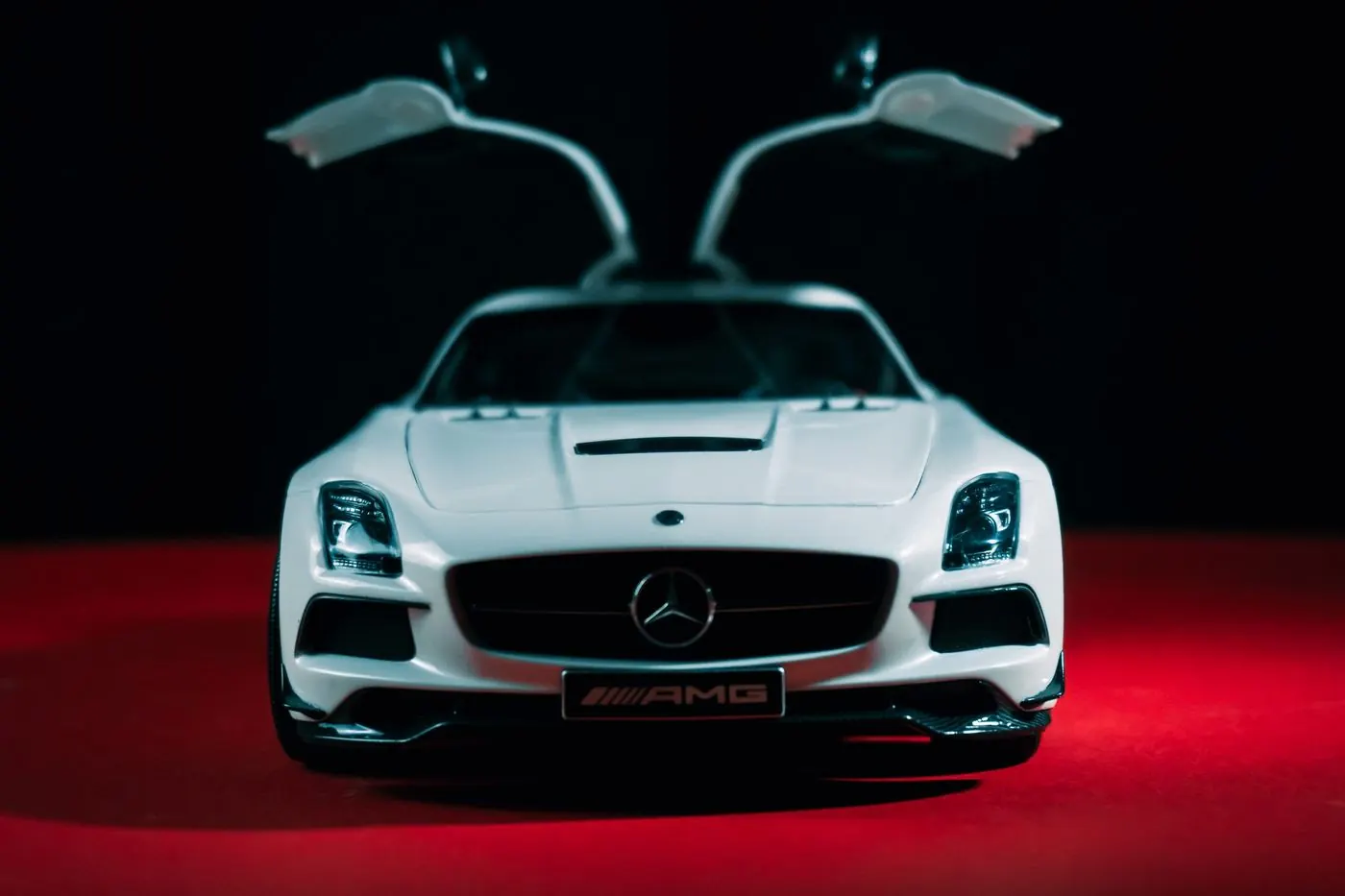 Mercedes-Benz SLS AMG Black Series a escala 1:18