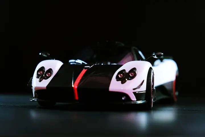Pagani Zonda Cinque a escala 1:18, foto 1
