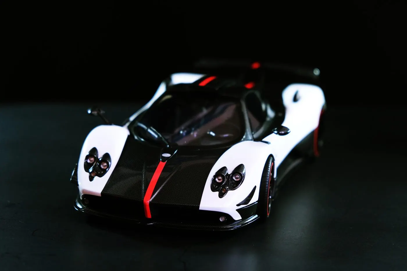 Pagani Zonda Cinque a escala 1:18