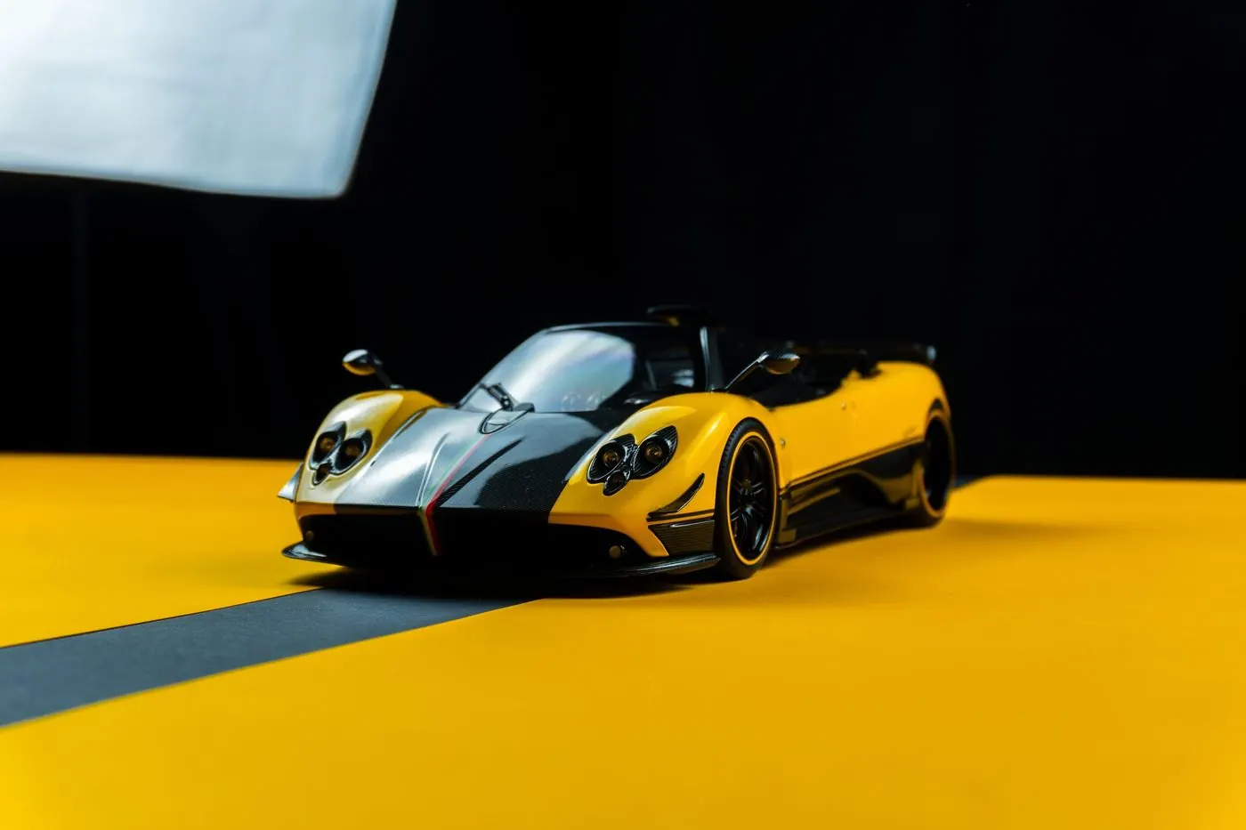 Pagani Zonda Cinque Roadster a escala 1:18
