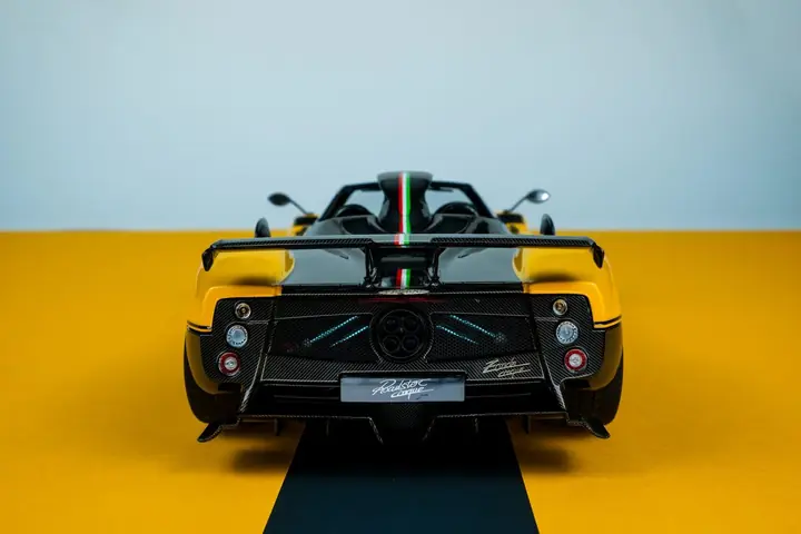 Pagani Zonda Cinque Roadster a escala 1:18, foto 11