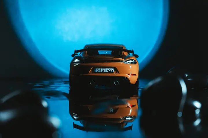 Porsche 718 Cayman GT4 RS a escala 1:18, foto 3