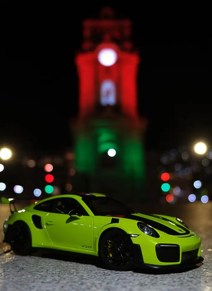 Porsche 911 GT2 RS a escala 1:18, foto 3