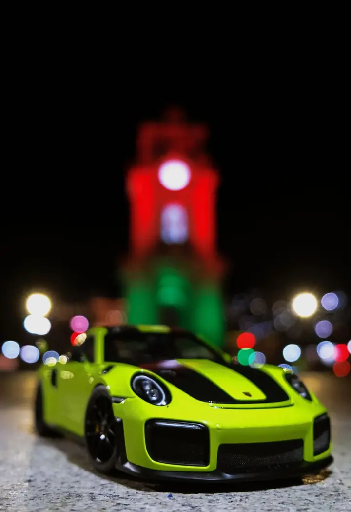 Porsche 911 GT2 RS a escala 1:18, foto 5