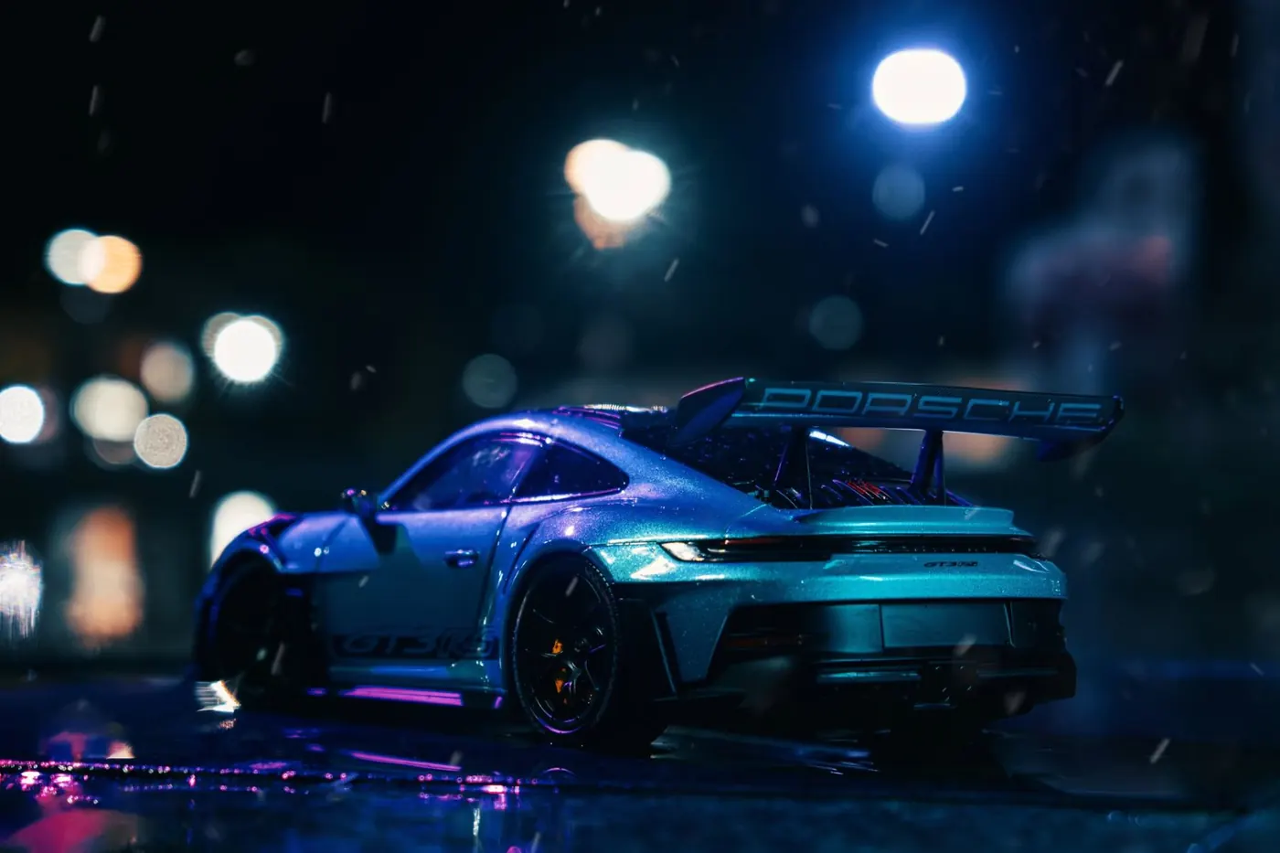 Porsche 911 GT3 RS a escala 1:18 bajo la lluvia